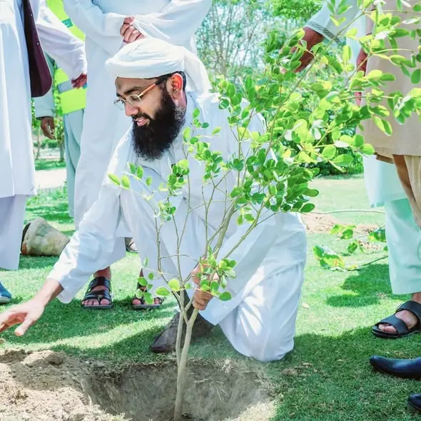Soban Attari planting a tree in Karachi
